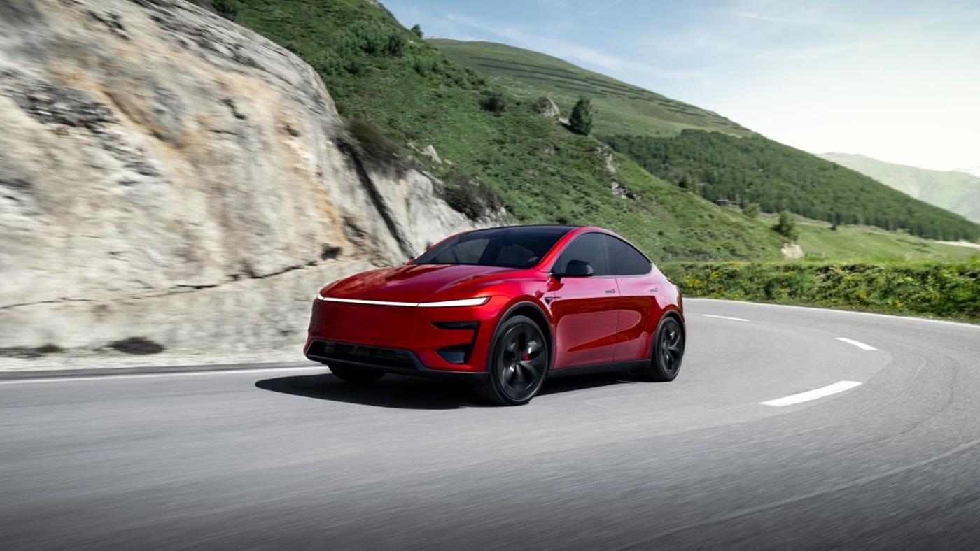 Tesla FSD v14 canlıymış gibi hissettirecek: Neler sunacak?