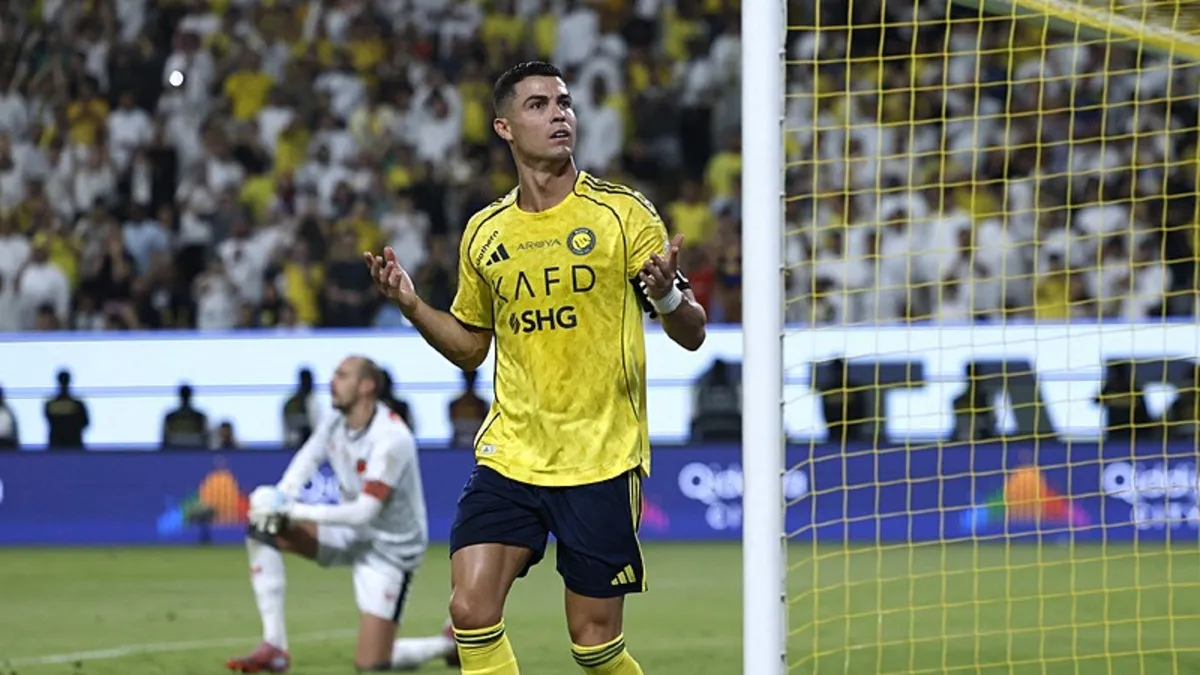Cristiano Ronaldo bir kez daha tarihe geçti! İmzaladığı yeni sözleşme sonrası...
