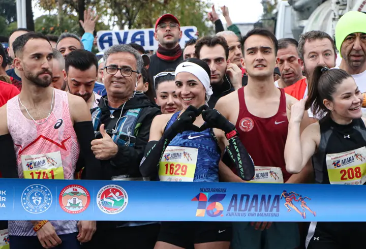 Sağanak altında 3 bin kişi Kurtuluş Yarı Maratonu’nda koştu