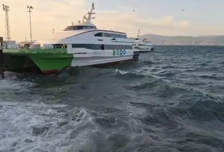 Deniz ulaşımına fırtına engeli! Seferler iptal edildi