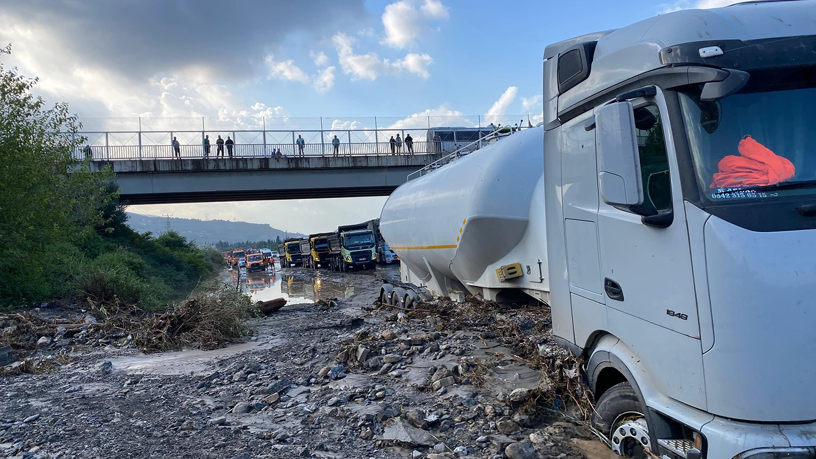 Hatay'da kuvvetli sağanak: Otoyol ulaşıma kapatıldı, araçlar mahsur kaldı