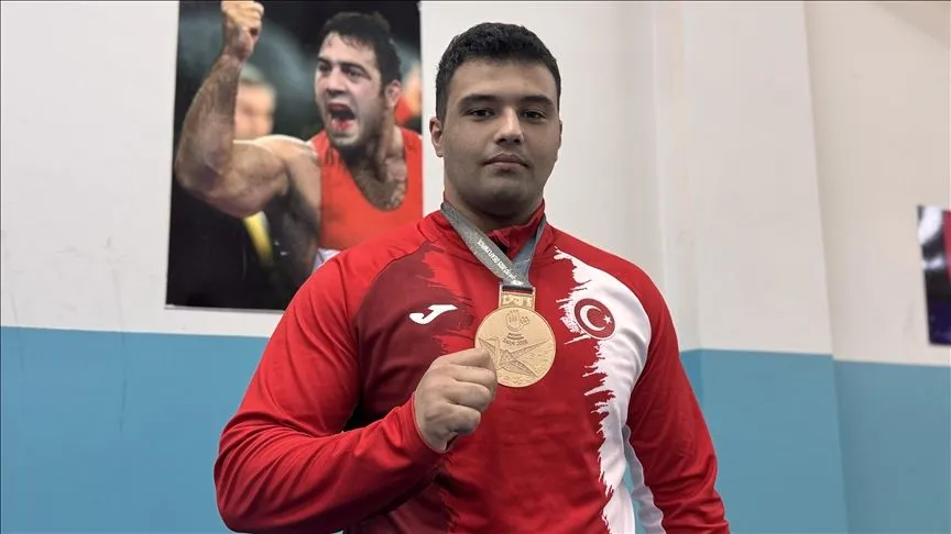 İlk kez giydiği milli formayla olimpiyat üçüncüsü olan işitme engelli güreşçi hedef büyüttü