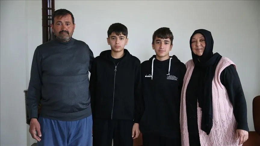 Depremde ailesini kaybeden 2 kardeş, amca ve yengesine emanet