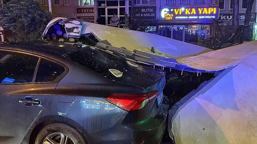 Beylikdüzü'nde şiddetli rüzgar nedeniyle bir binanın dış cephe kaplaması aracın üzerine düştü