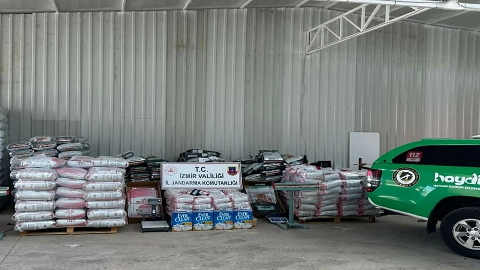 İzmir’de dev operasyon: 14 ton sahte kedi-köpek maması ele geçirildi