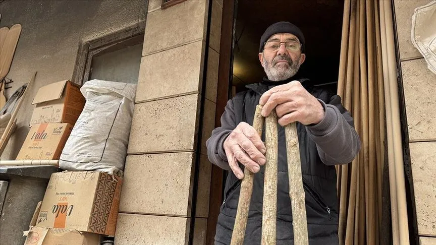 Nurettin usta 50 yıldır çoban değneğiyle keser sapı ve fırın küreği üretiyor