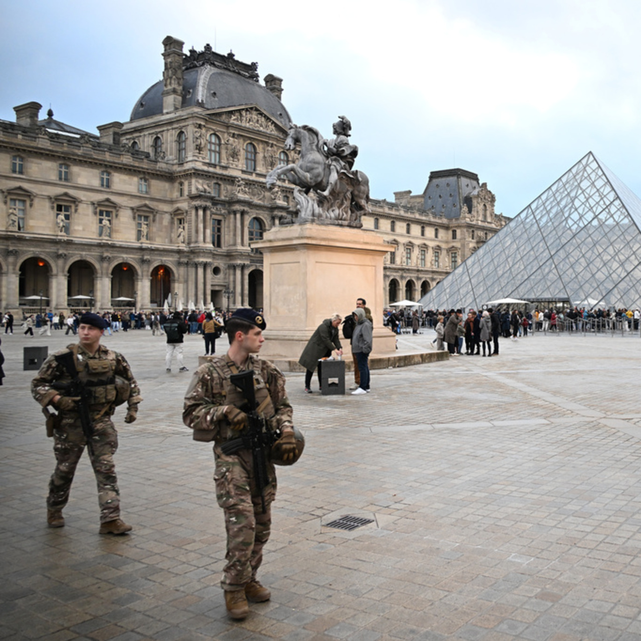 Louvre Müzesi soygunuyla ilgili 2 kişi gözaltında