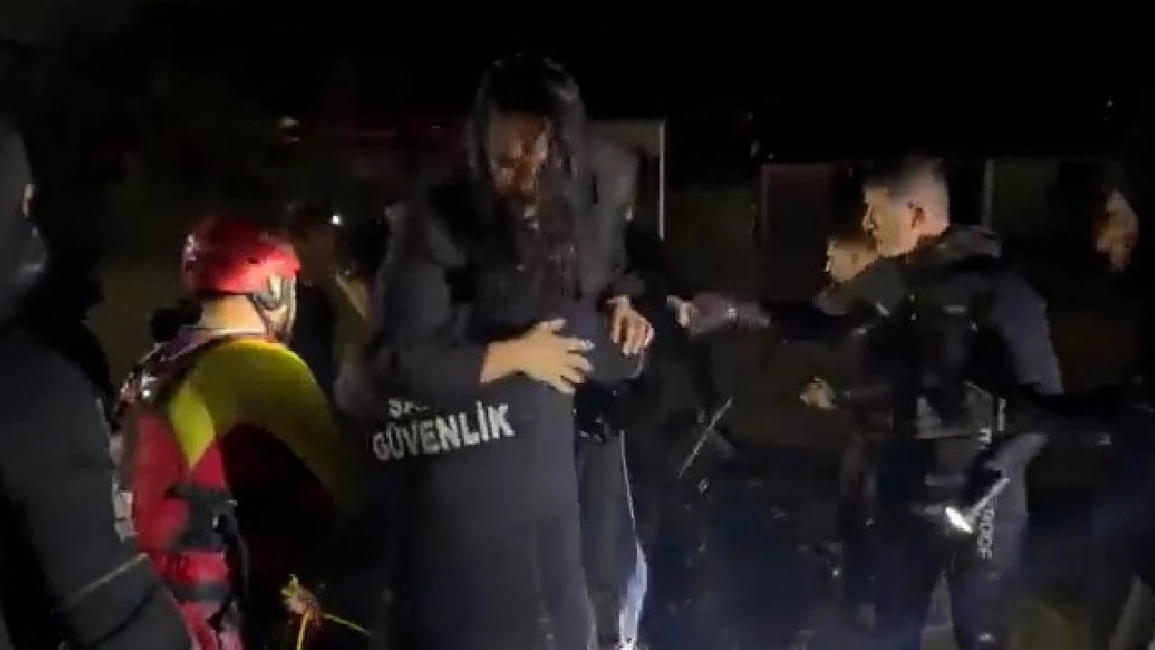 Sarıyer'de Selde Mahsur Kalan Oyuncu Demet Özdemir Botla Kurtarıldı (Video)