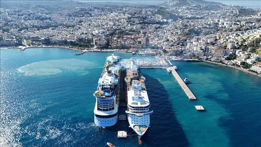 Kuşadası'na 3 kruvaziyerle 8 bin 560 turist geldi