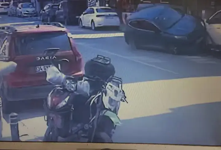 Küçükçekmece’de park halindeki cipe çarpan otomobil takla attı