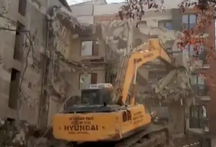 İstanbul - Avcılar’da yıkım sırasında devrilen binayı iş makinesi ile tutmaya çalıştılar