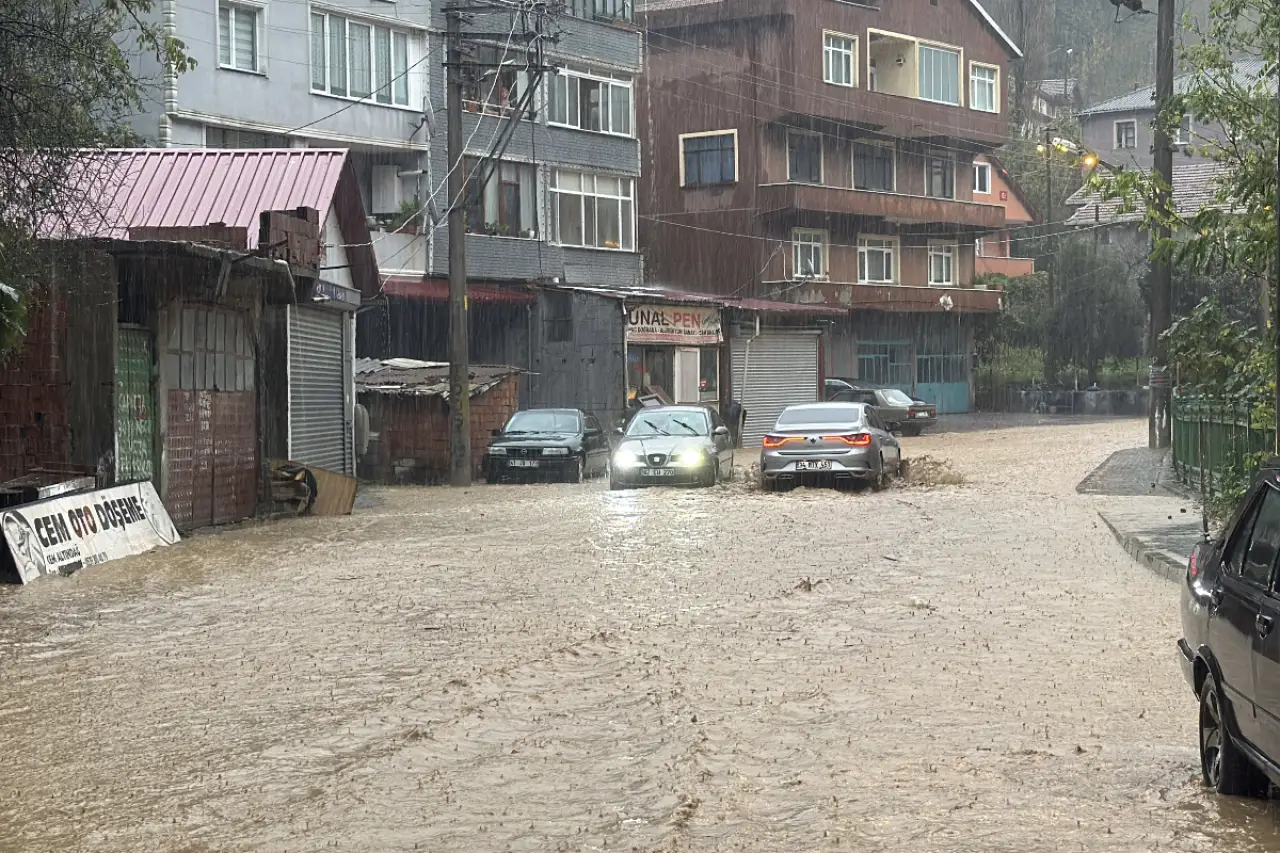 Zonguldak'ta Heyelan, Sakarya'da Sel: Sağanak Yaşamı Olumsuz Etkiledi