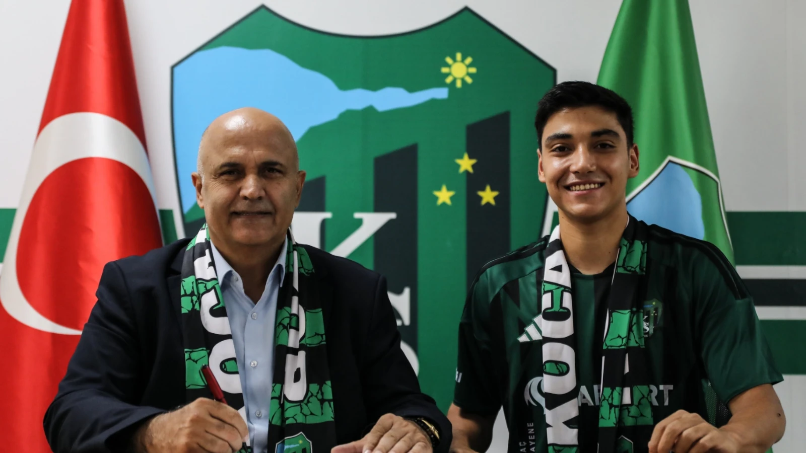 Kocaelispor 2 genç futbolcuya imza attırdı