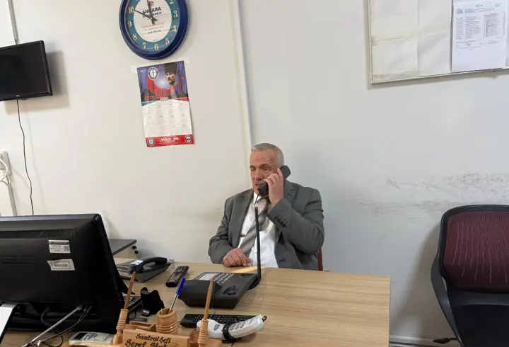 Görme engelli santral görevlisi, hastanenin sesi oldu
