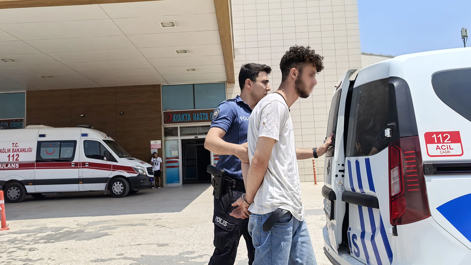 Serinlemek istedi, kendisini hortumla ıslatmayı reddeden bahçıvanı darbetti