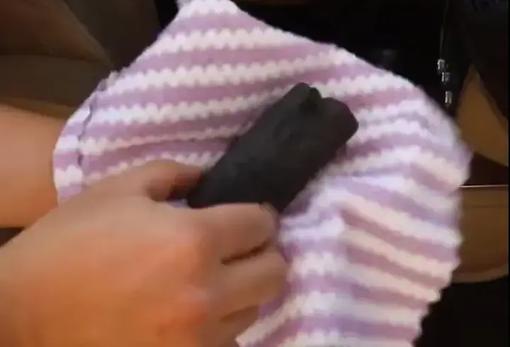Aracınıza beze sarılı kömür parçası koyun ve olan bitene tanıklık edin