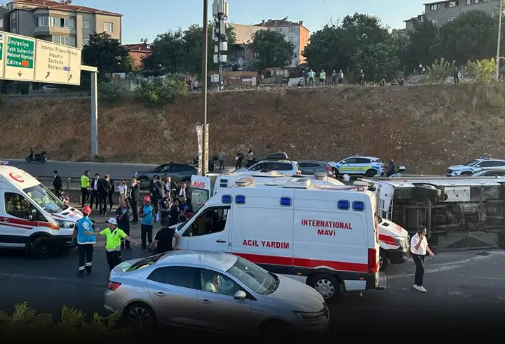 Son dakika | Ümraniye'de feci kaza! Servis aracı devrildi: Çok sayıda yaralı var
