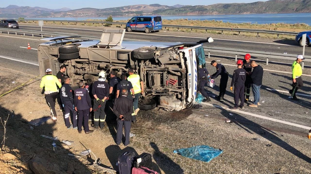 Elazığ’da yolcu midibüsü karşı şeride geçerek yan yattı: 25 yaralı
