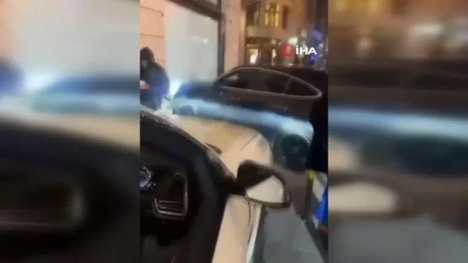 Otomobil yayaların arasına daldı: Sosyal medya ünlüsü ağır yaralandı