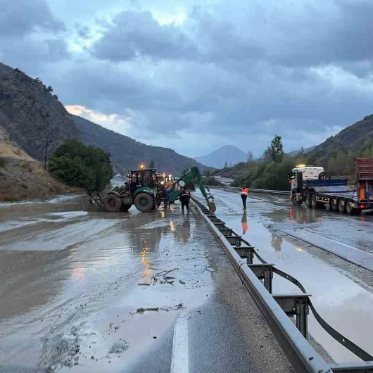 Erzincan-Erzurum Yolunda Heyelan Paniği! Ulaşım Yeniden Başladı