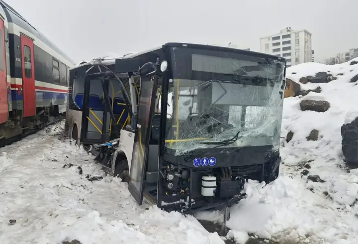 Yolcu treni, hemzemin geçitte belediye otobüsüne çarptı; 1 yaralı