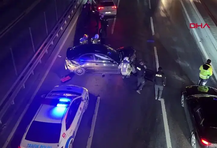 Bariyerlere çarpıp 20 metre sürüklendi… Kaza sonrası otomobilde bulunan 2 kişi kaçtı