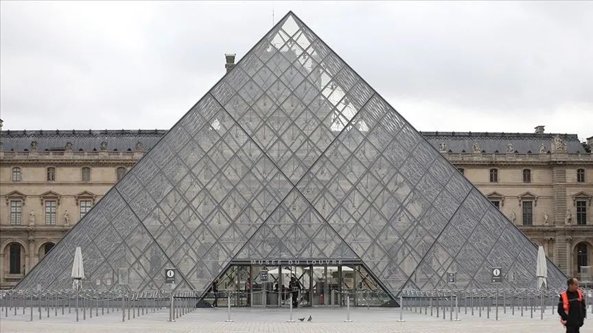 Fransa'daki dünyaca ünlü Louvre Müzesi, çalışanların grevi nedeniyle ziyarete kapalı