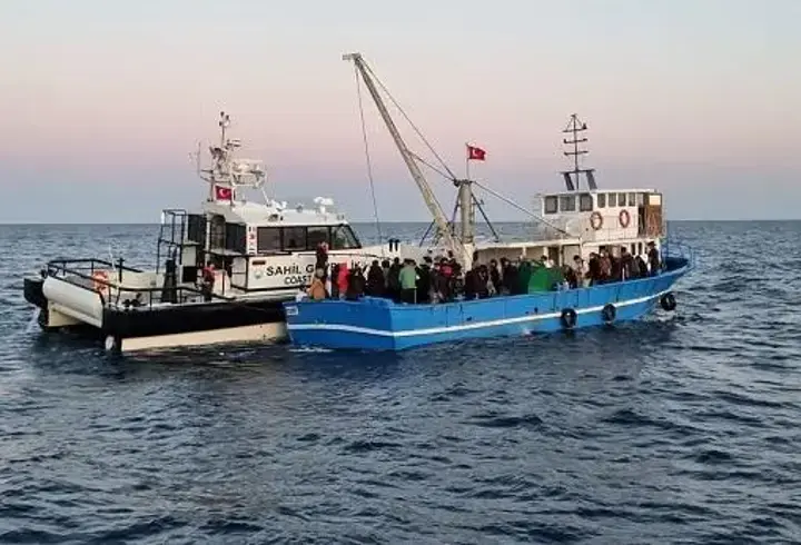 Edirne açıklarında balıkçı teknesinde 92 düzensiz göçmen yakalandı