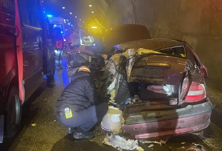 Bolu Dağı Tüneli'nde TIR, arızalanan otomobile çarptı: 5 yaralı