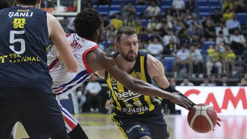 Fenerbahçe Beko, Bahçeşehir Koleji'ni mağlup ederek seride 1-0 öne geçti