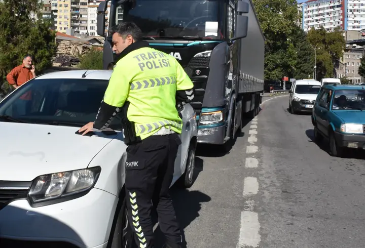 Trabzon'da 4 aracın karıştığı kazada hasar meydana geldi