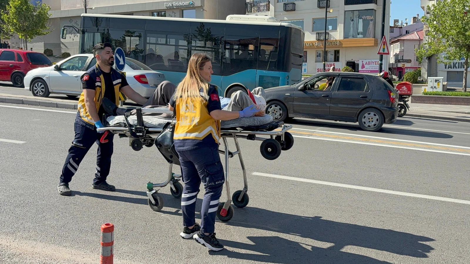 Parktaki adamı defalarca bıçaklayıp kayıplara karıştı