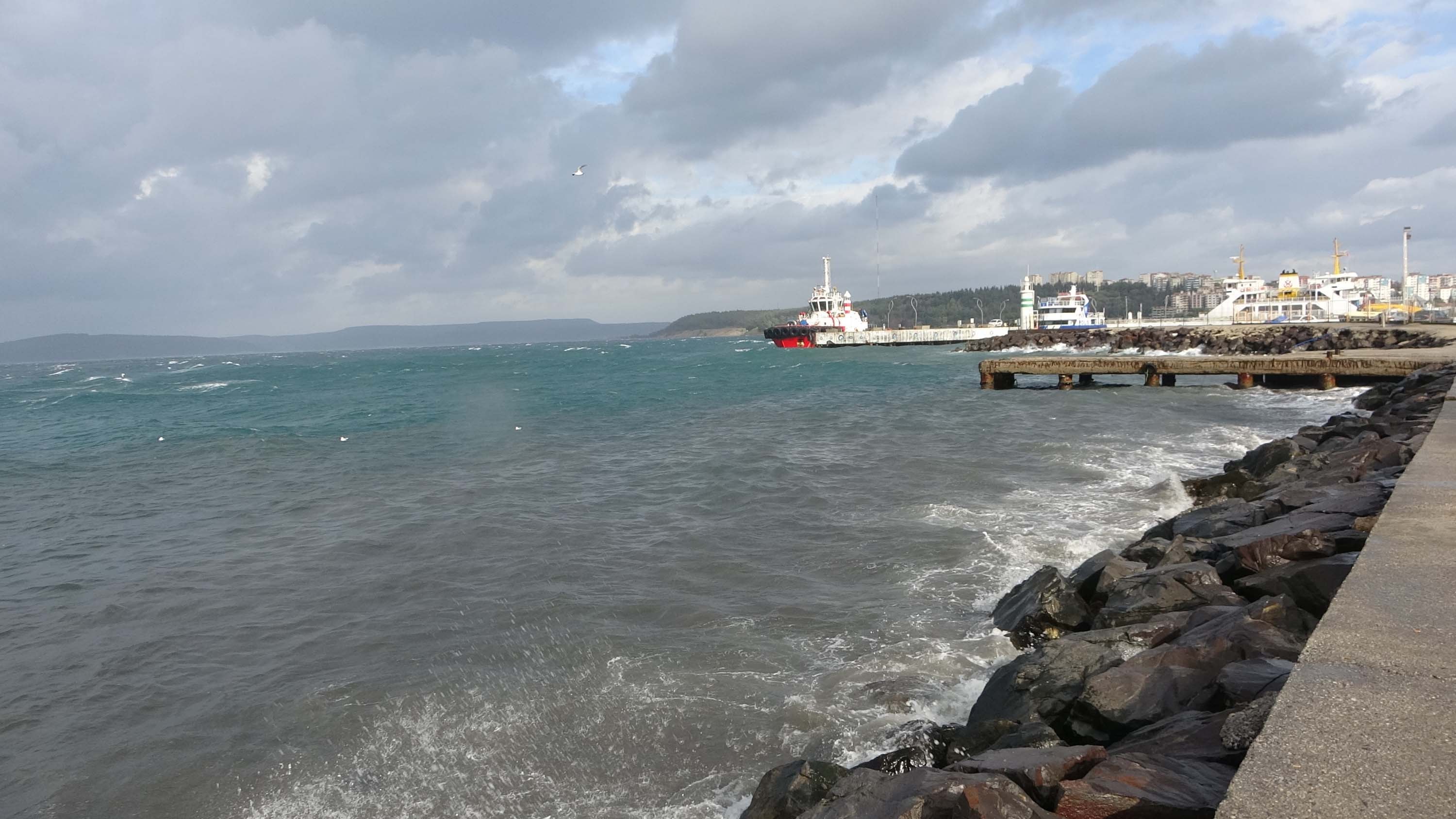 Çanakkale Boğazı fırtına nedeniyle çift yönlü trafiğe kapatıldı