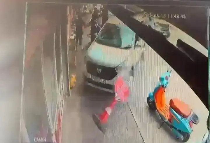 Hafif ticari araç bisikletliye çarpıp kaldırıma çıktı; yayalar son anda kurtuldu