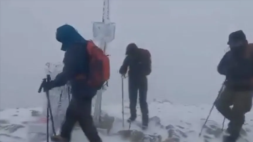 Uludağ'da mevsimin ilk kar yağışı etkili oldu