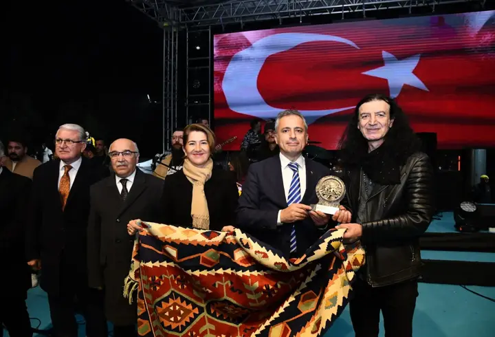 Osmaniye’de sevilen şarkıcı Murat Kekilli, hayranlarıyla buluştu