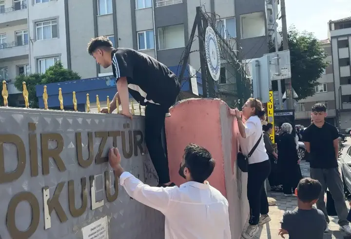 İstanbul - Avcılar’da sınava geç kalan aday demir kapıdan atlamaya çalıştı