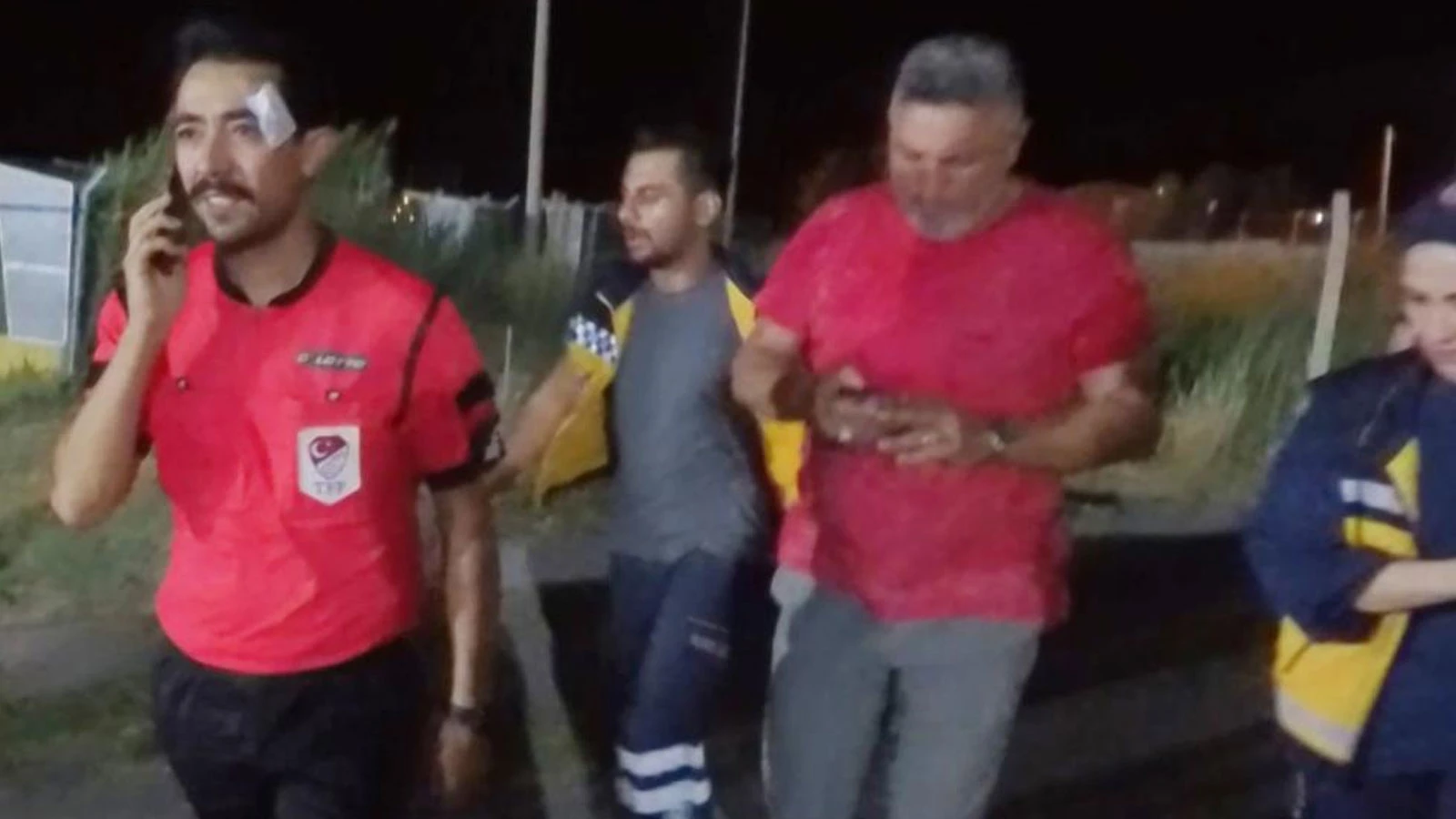 Futbolcu kırmızı kart gösteren hakemi yumrukladı