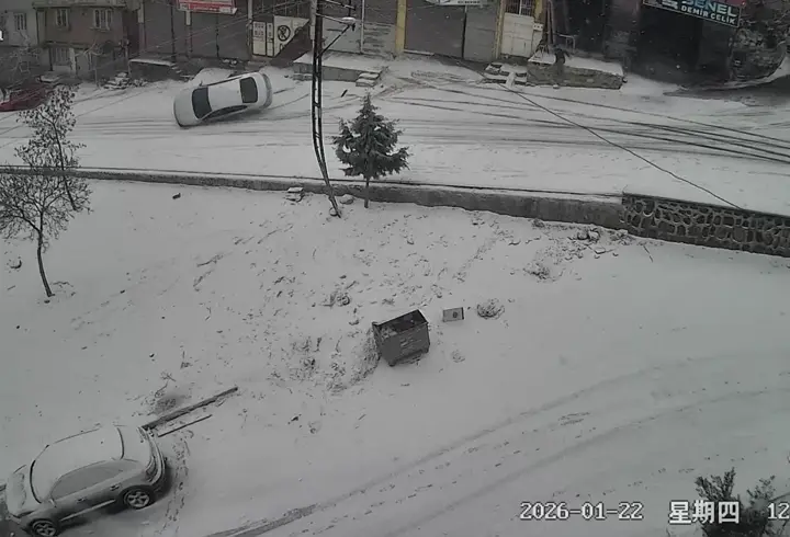 Otomobilin duvara çarpıp devrildiği kaza kamerada