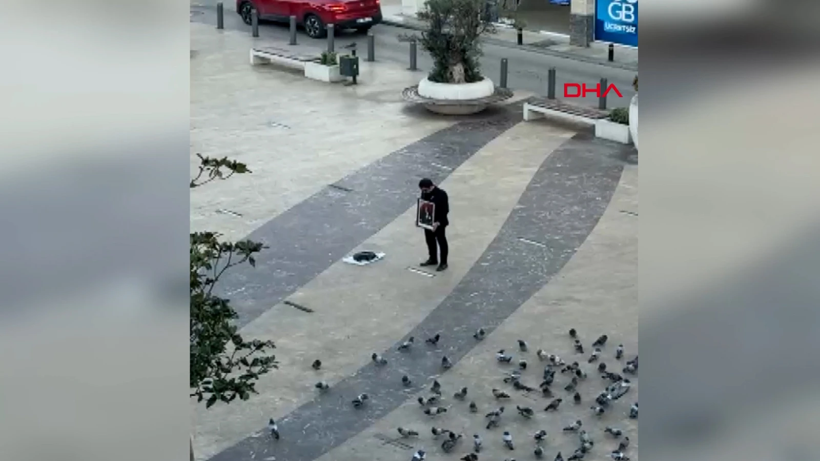 Ordu’da dikkat çeken anlar! Atatürk'ün portresiyle tek başına saygı duruşu