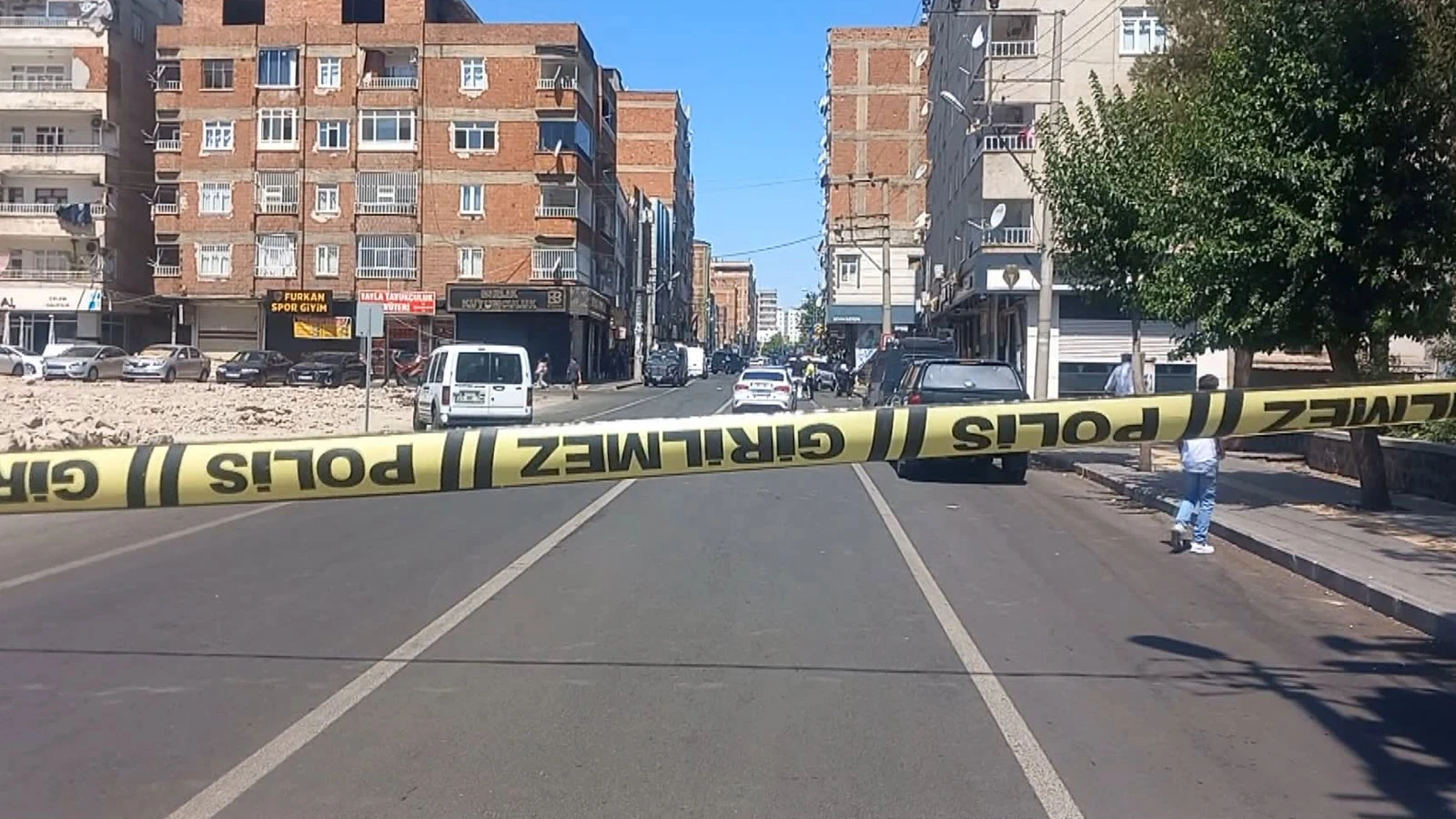 Aile içi şiddet ihbarına giden polislere ateş açıldı; 3 yaralı