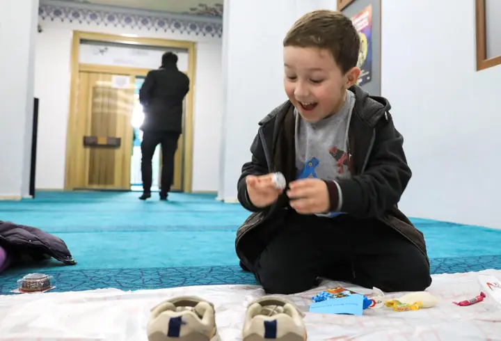 Kızılay gönüllüleri, camideki çocukların ayakkabılarına hediyeler bıraktı