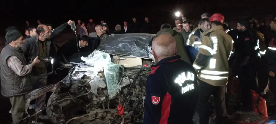 TIR'a çarpan otomobil hurda yığınına döndü