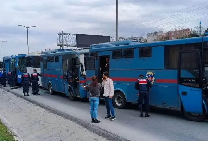 Bağcılar'da 4 cezaevi sevk aracı kaza yaptı! Yaralılar var