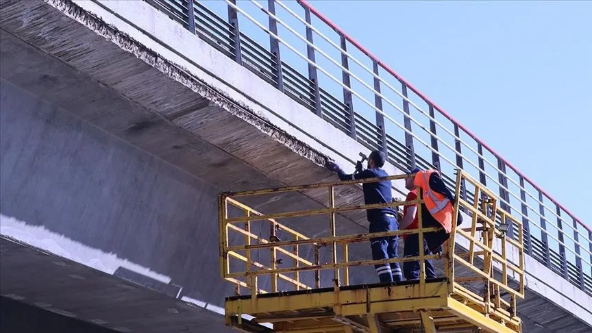 İzmir'de metro hattındaki üst geçitten dökülen beton parçaları tehlike oluşturuyor