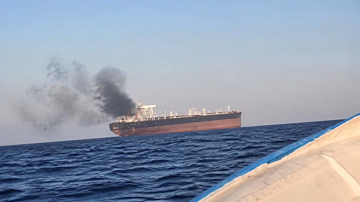 İran Donanması, Hürmüz Boğazı'nın Doğusundaki Bir Petrol Tankerinde Yangın Çıktığını Bildirdi