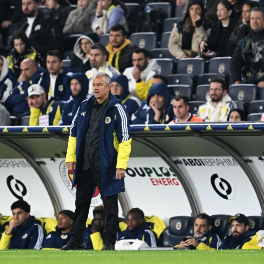 Kadıköy'de Tepki Çeken Hareket! Kenara Alınırken Çılgına Döndü: Yıldız Futbolcu Kolundaki Bandı Söküp Fırlattı