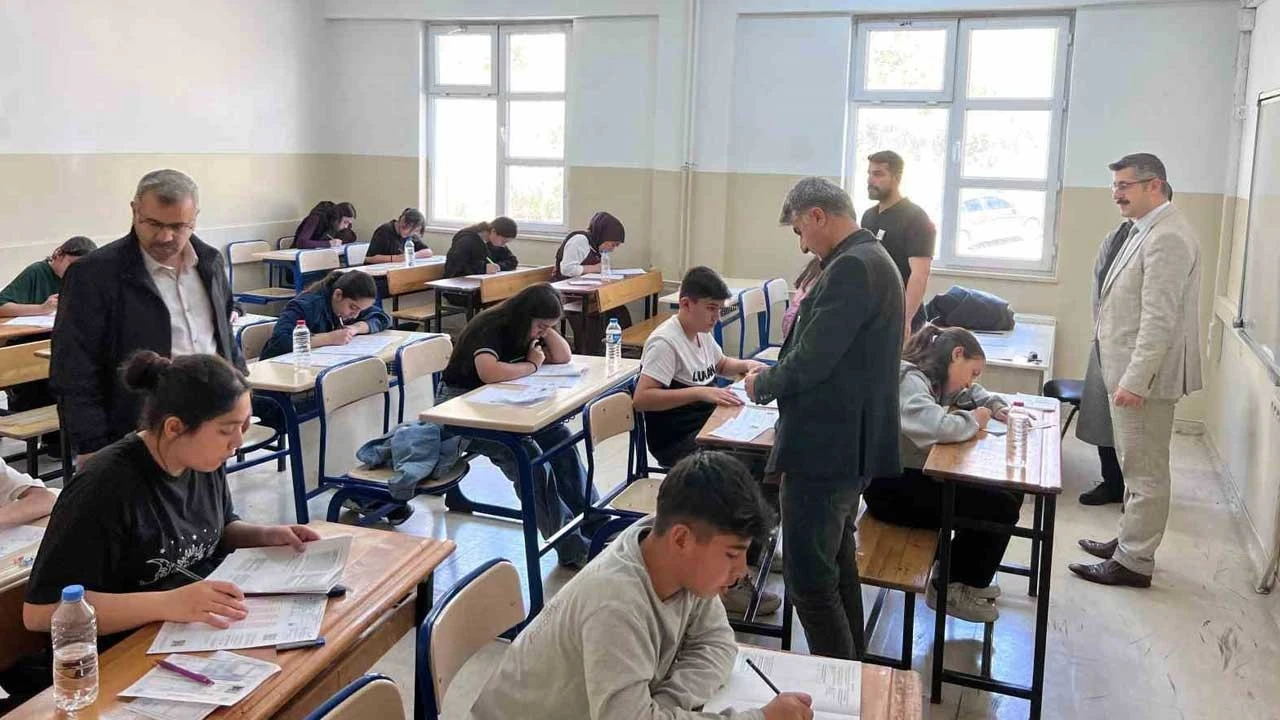 GÖZLER MEB'DE... Bursluluk sınav soruları 2025 erişime açıldı mı? Bursluluk Sınavı soruları saat kaçta açıklanacak?