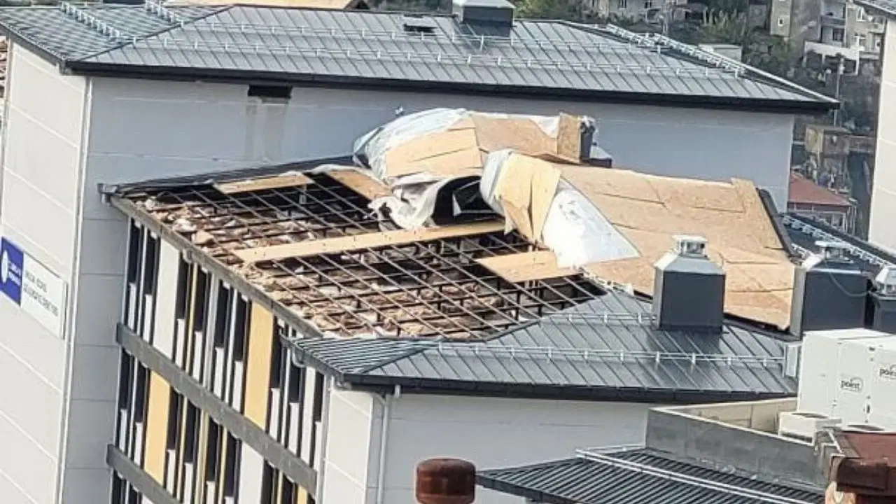 Zonguldak'ta Şiddetli Fırtına: KYK Kız Öğrenci Yurdunun Çatısı Uçtu