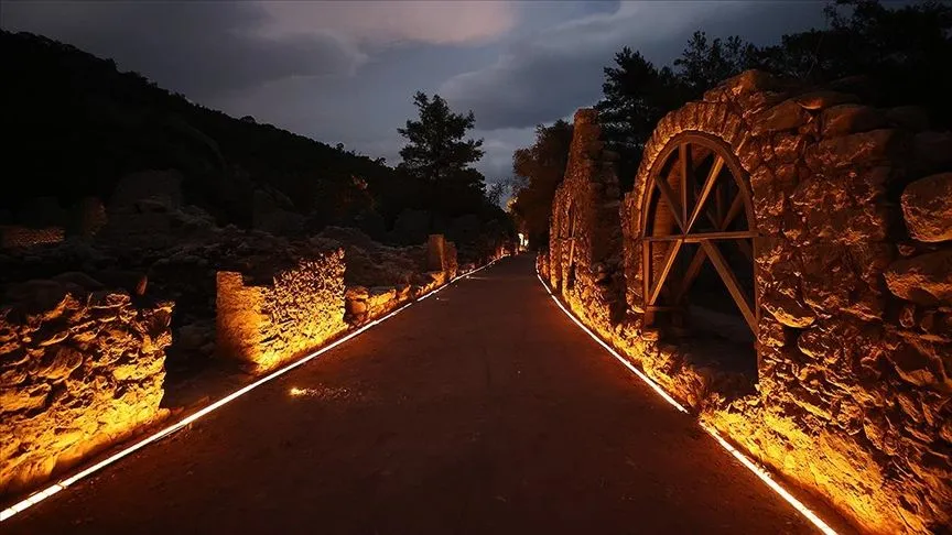 Gece müzeciliği Olympos Antik Kenti'ni akşamları da hareketlendirdi